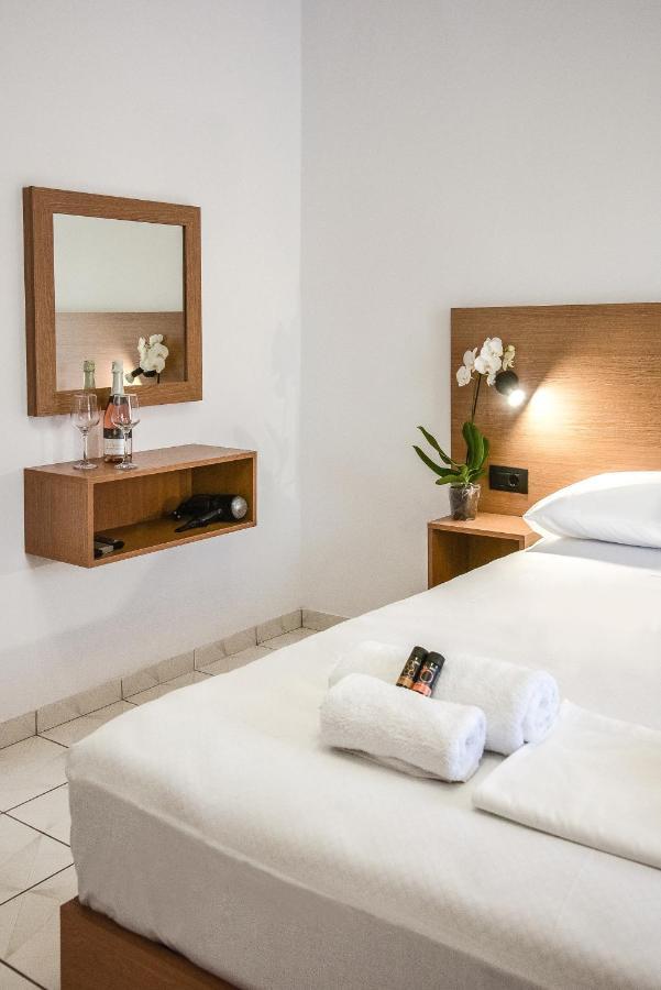 Smaroula Hotel เอลาโฟนีซี ภายนอก รูปภาพ